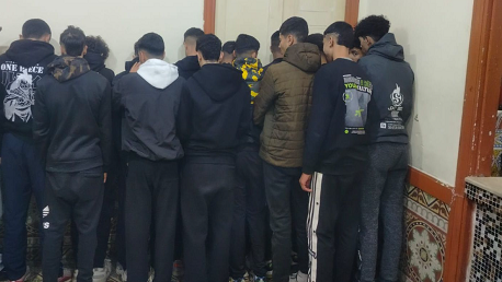 في قبضة الأمن: تفاصيل محاولة 15 شخصًا بينهم أطفال عبور الحدود خلسة من ميناء حلق الوادي