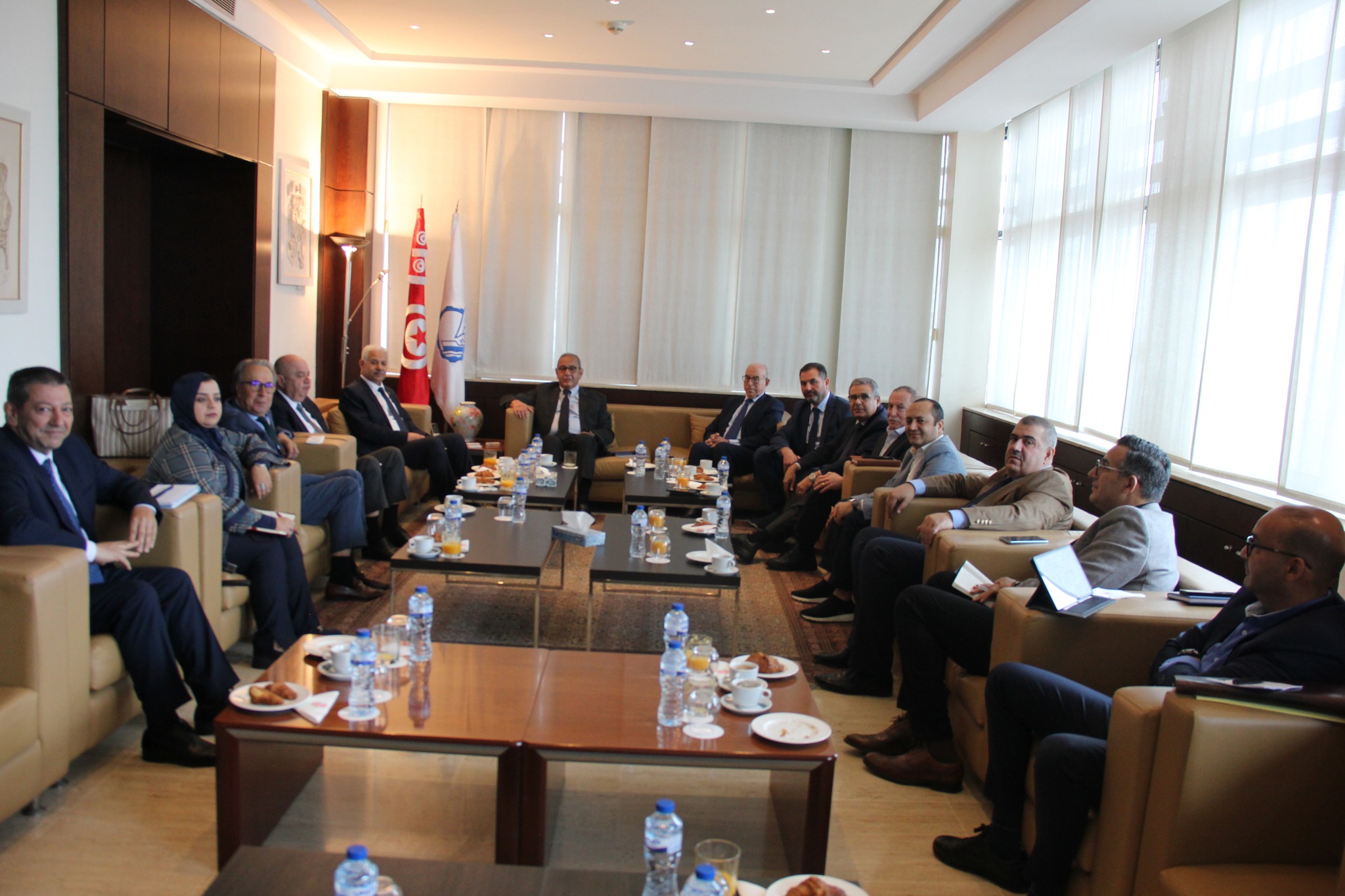 منظمة الأعراف تؤكد في لقاء مع وزير التجارة تنامي الصعوبات أمام المؤسسات نتيجة المنافسة غير المتكافئة