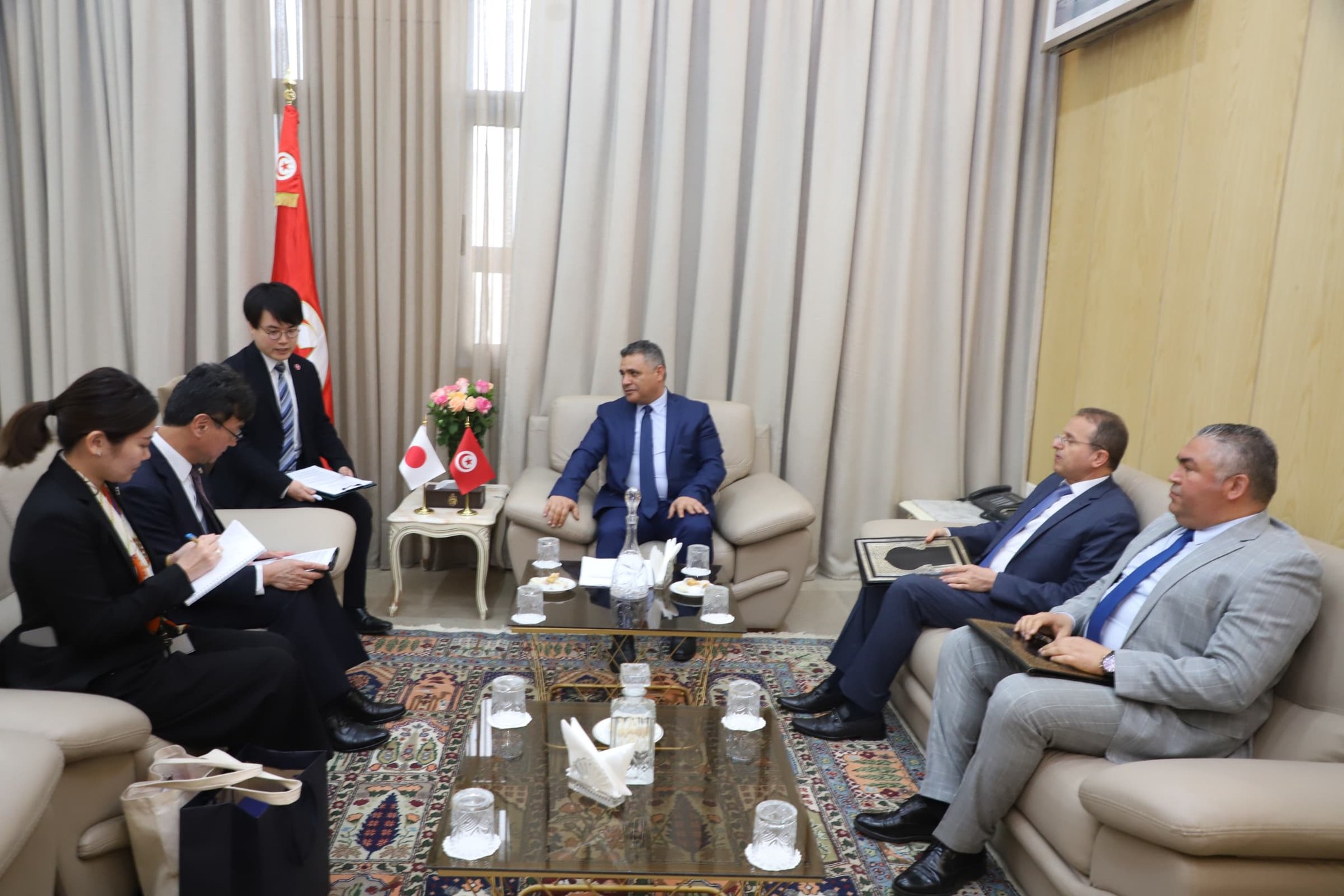 وزير الدّاخليّة يستقبل سفير اليابان بتونس.