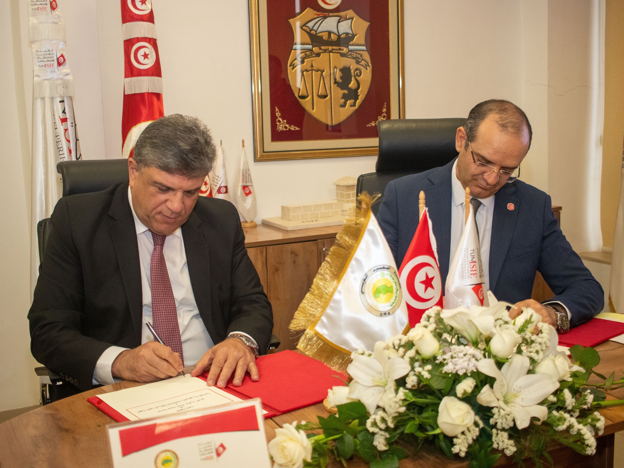 التوقيع على اتفاقية تعاون بين هيئة الانتخابات والأمانة العامـة لاتحاد المغرب العربي