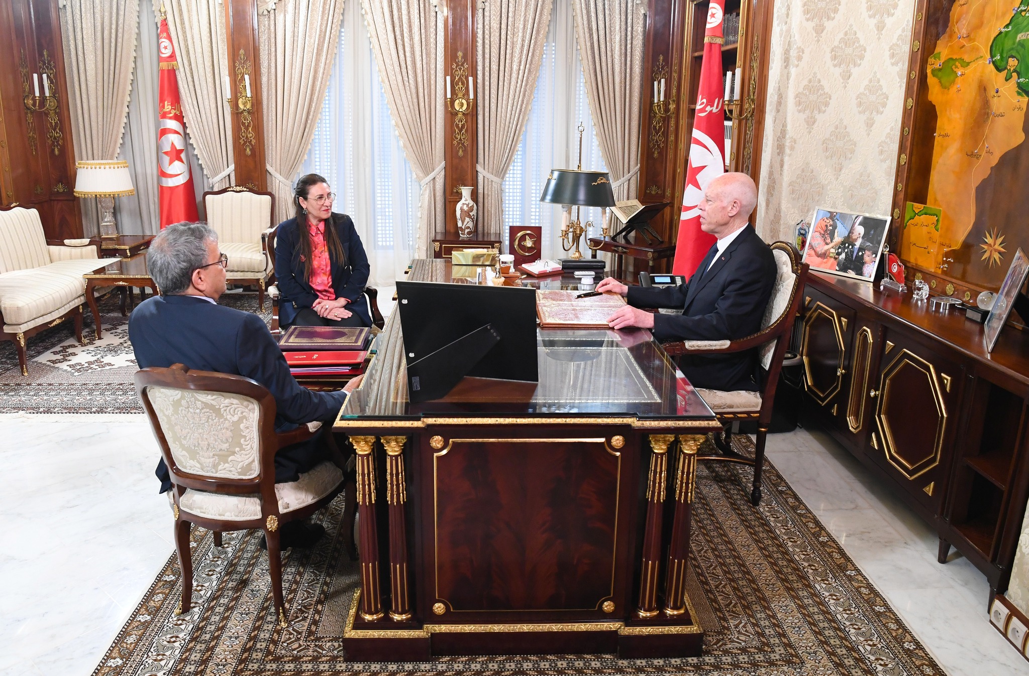 خلال اجتماعه بوزيرة المالية ومحافظ البنك المركزي : سعيد يشدد على ضرورة خضوع كل المؤسسات المصرفية منها وغير العمومية لقوانين الدولة