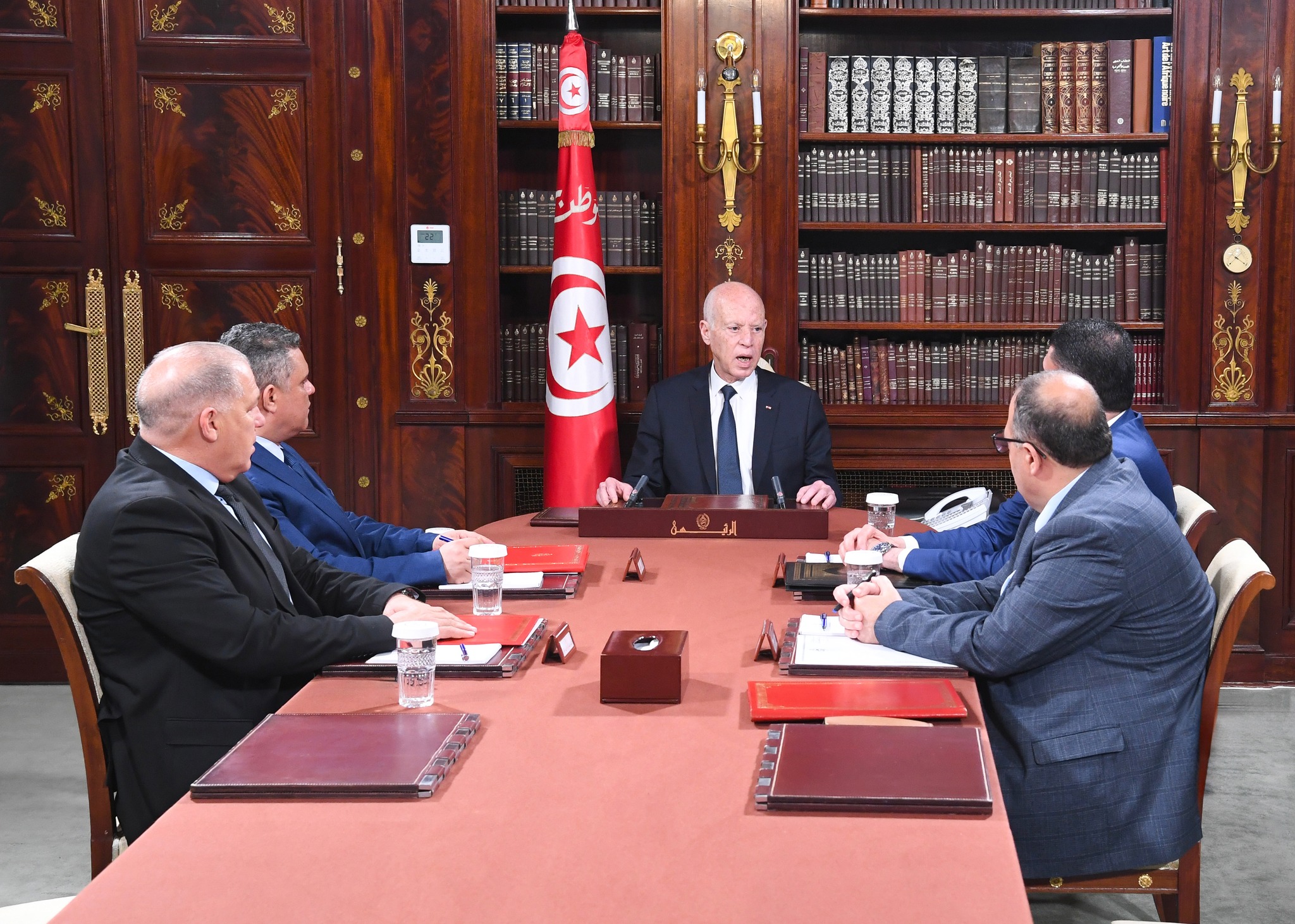 لدى استقباله وزير الداخلية وعددا من المسؤولين الامنيين : سعيد يطلع على العمليات الامنية الغير مسبوقة والتي اطاحت باحدى اكبر شركات تهريب المخدرات