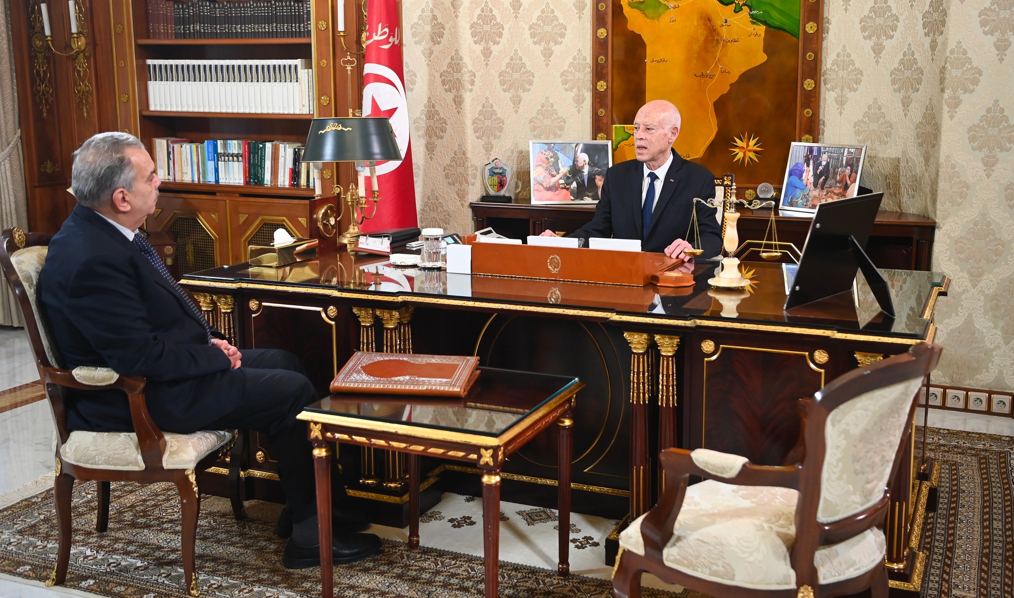 مشروع قانون الهياكل الرياضة ووضعية عدد من المنشات الرياضية ودور الشباب محاور لقاء رئيس الدولة بوزير الشباب والرياضة