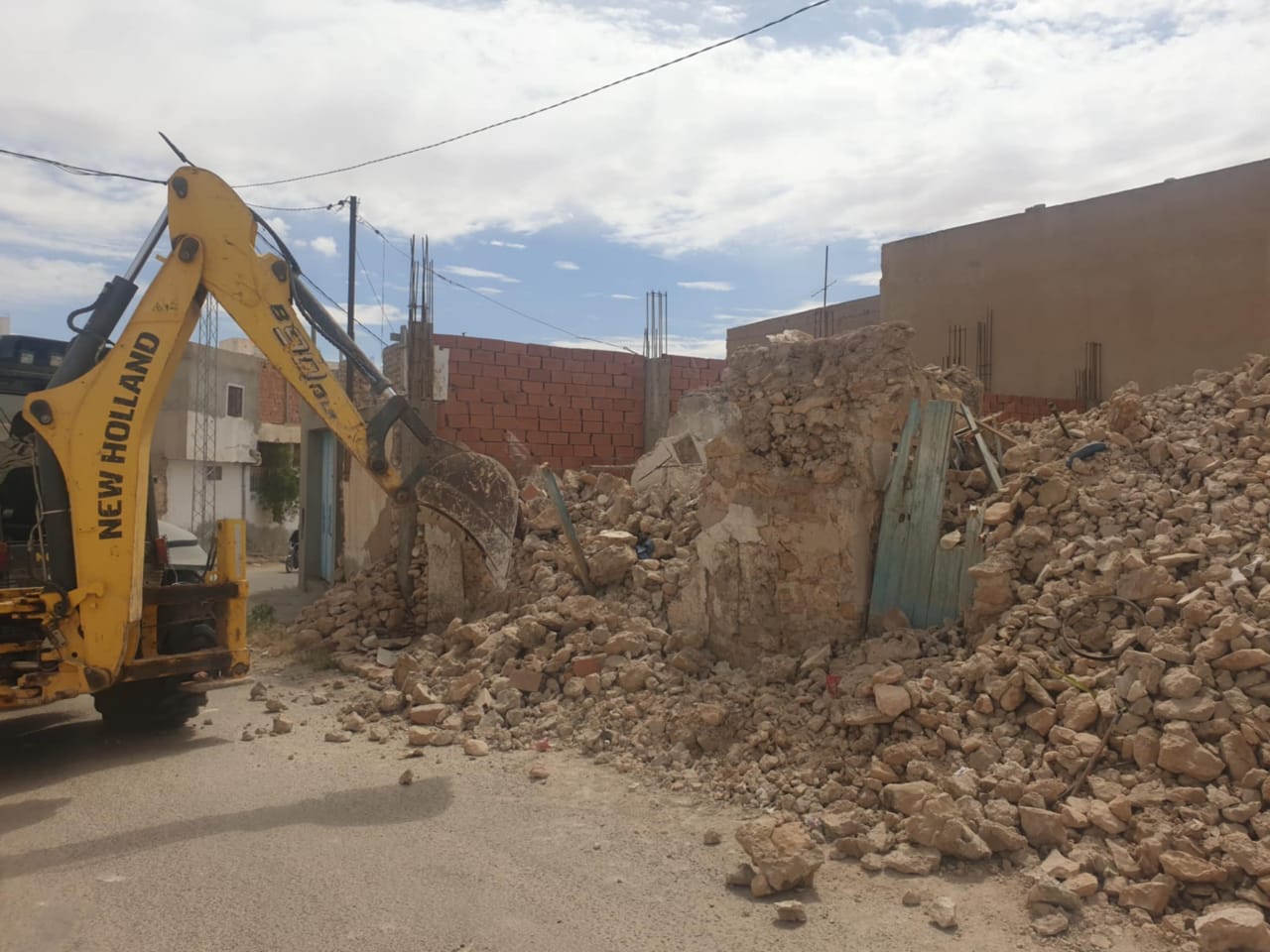 بلدية مدنين تنفذ قراري هدم عقارين آيلين للسقوط
