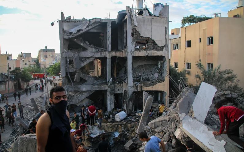  غــزة : استشهاد 10 فلسطينيين في قصف صهيوني على مدرسة  