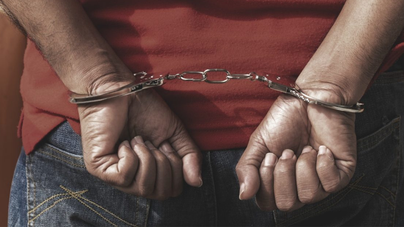 يواجه تهمة دخول التراب التونسي خلسة: الاحتفاظ بمقترف عملية السرقة والتهديد بواسطة آلة حادة بمحل مرطبات بنابل