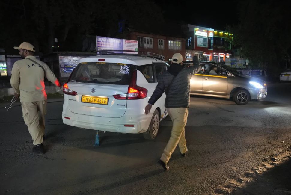 الهند تطلب من الباكستانيين مغادرة أراضيها والباكستان تغلق الحدود بين البلدين