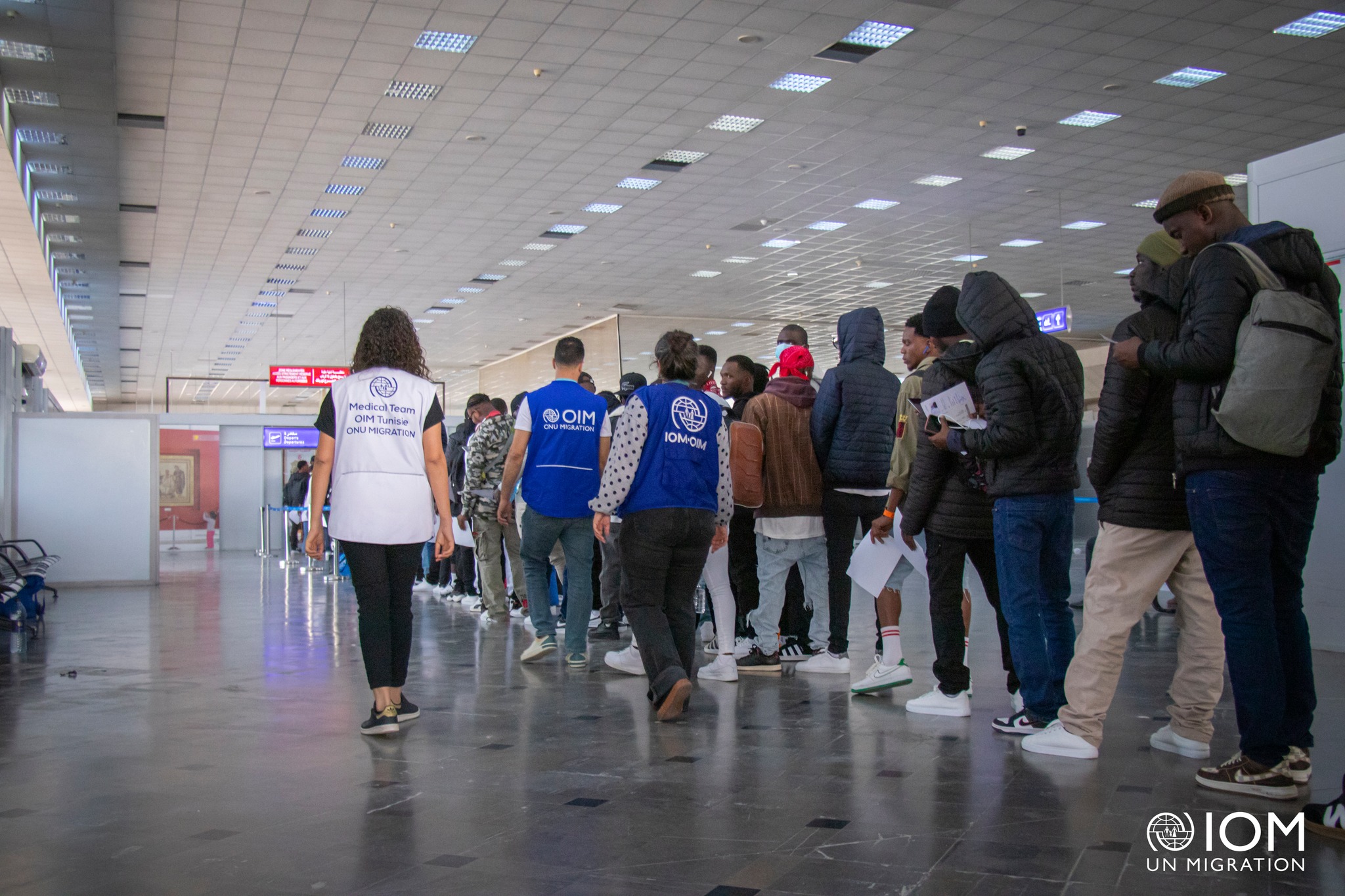 تأمين العودة الطوعية من مطار تونس قرطاج لـ 149 مهاجرا غينيا غير نظامي