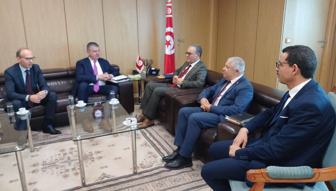 وزير الإقتصاد ونائب رئيس البنك الأوروبي للإستثمار يوقعان على اتفاقيات تمويل لفائدة قطاع المياه.