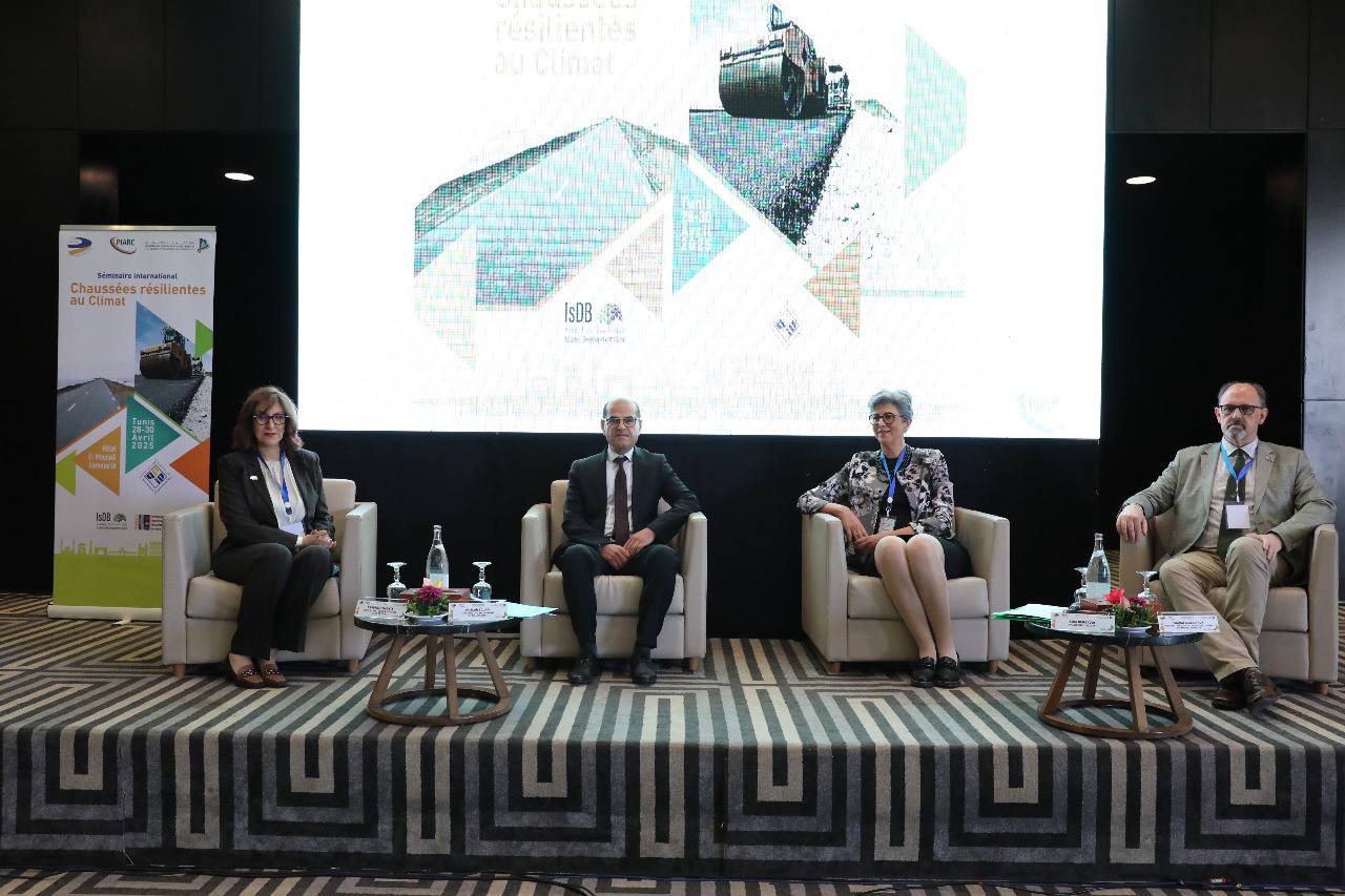 وزير التجهيز والاسكان السيد صلاح الزواري يفتتح الندوة الدولية حول "Chaussée résiliente au climat "