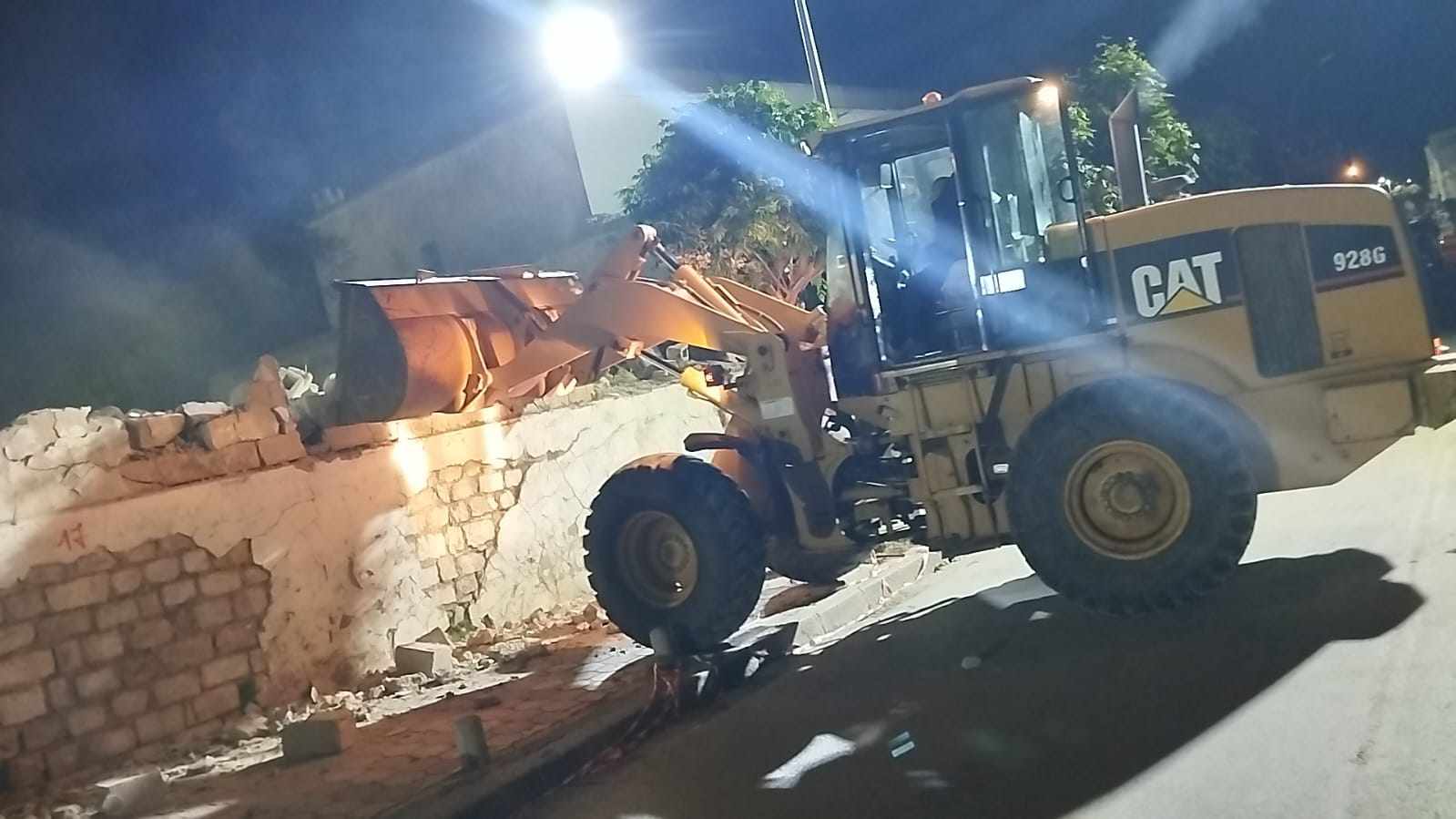 هدم جزء آيل للسقوط بسور جانبي بمعهد فرحات حشاد ببنزرت الشمالية