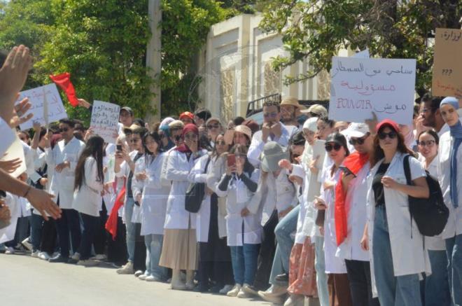 منظمة الأطباء الشبان تنفذ مسيرة وطنية وإضرابا عاما وطنيا احتجاجا على فشل المفاوضات مع وزارة الصحة وعدم تلبية مطالبهم