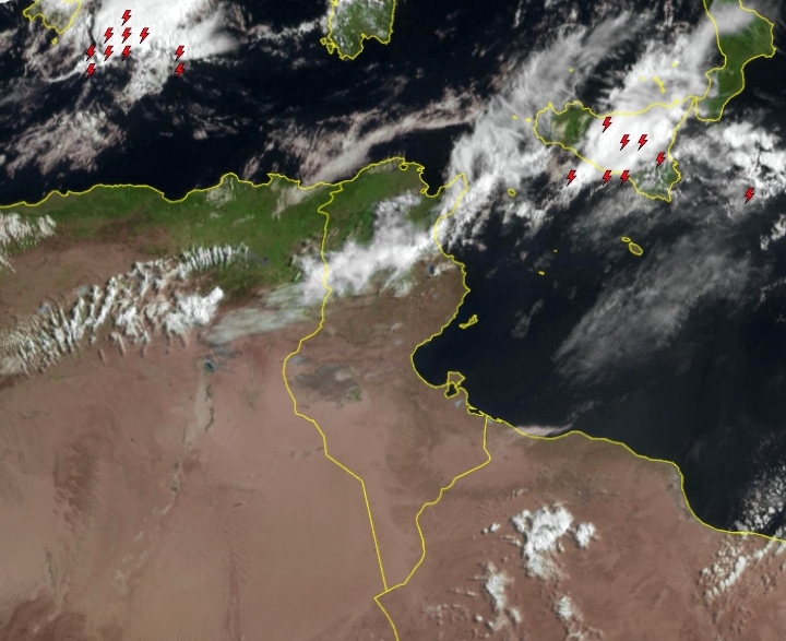 طقس مغيم جزئيا فأحيانا كثيف السحب مع أمطار متفرقة بالشمال و محليا الوسط الثلاثاء