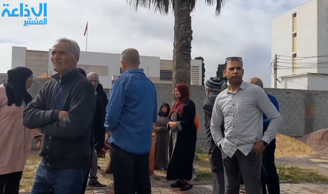 غضب في بئرمشارقة: احتجاجات وغلق للطريق اعتراضًا على قائمة السكن الاجتماعي