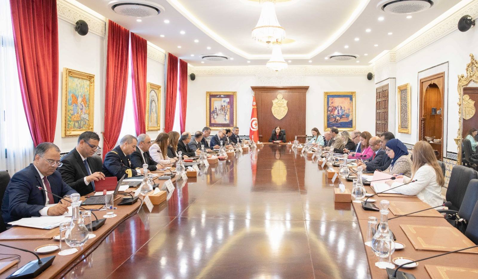 سبل تحسين جودة خدمات النقل الجوي والبحري والبرّي والخدمات الإدارية والرقمية والديوانية محور مجلس وزاري مضيّق