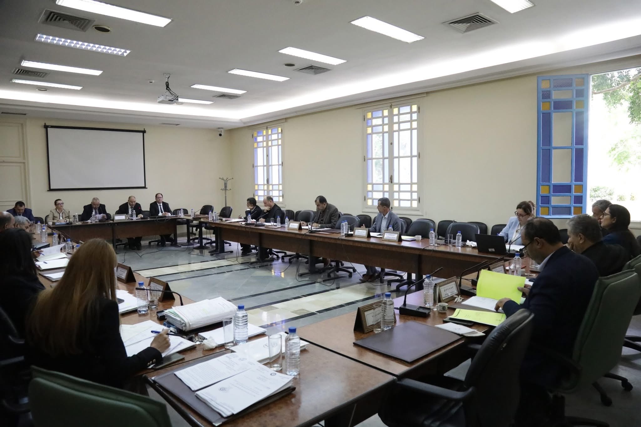 ممثلون عن هيئة الخبراء المحاسبين يعبرون خلال جلسة استماع لهم، عن رفضهم لمقترح قانون لتنظيم مهنة المستشار الجبائي