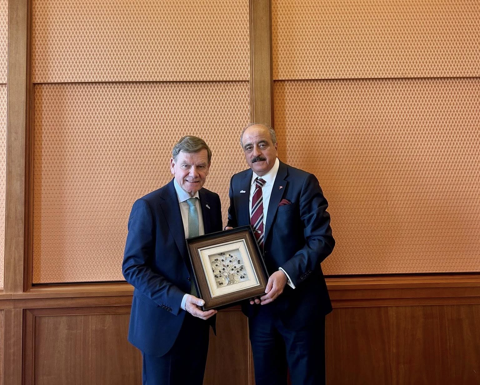 وزير الخارجية يبحث مع نظيره الألماني ببرلين سبل مزيد تطوير مجالات التعاون الثنائي