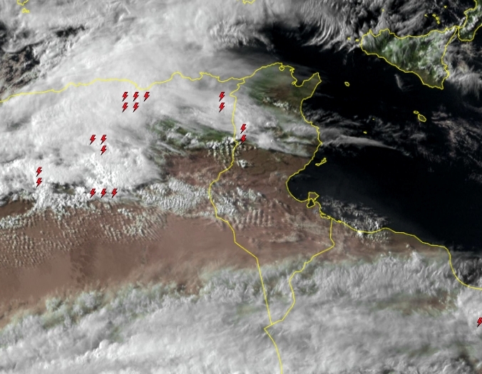 نزول أمطار أحيانا غزيرة بالشمال الغربي والوسط الثلاثاء ليلا -نشرة متابعة-