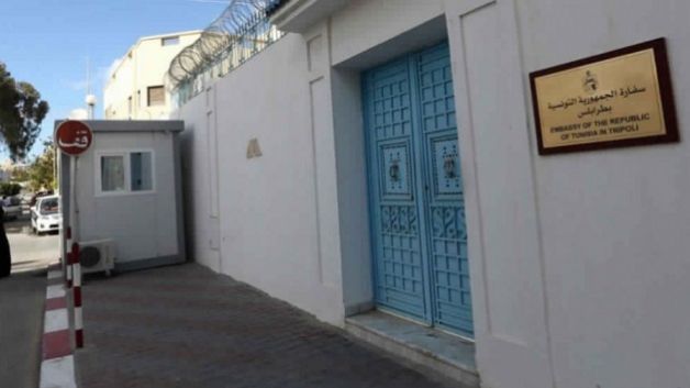 سفارة تونس بطرابلس تُجدد دعوة الجالية التونسية إلى توخي أقصى درجات الحذر والحيطة