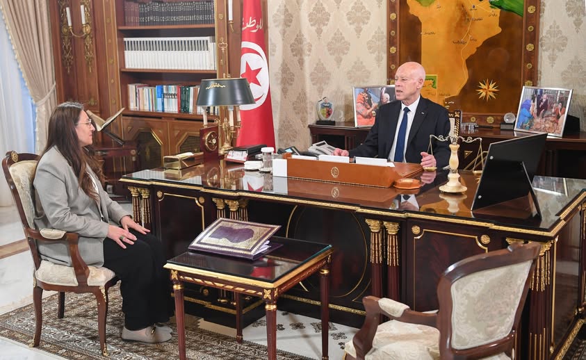 رئيس الجمهورية يوصي بضرورة تيسير عودة التونسيين بالخارج وتخفيف الإجراءات والمعاملات الديوانية لفائدتهم