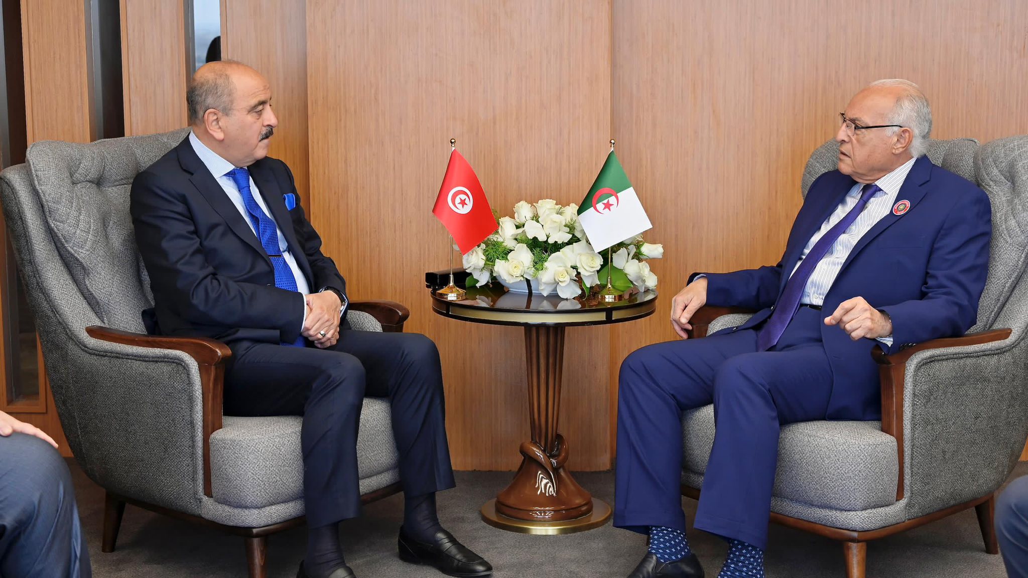 وزير الخارجية يلتقي نظيره الجزائري على هامش اجتماعات القمة العربية العادية ببغداد