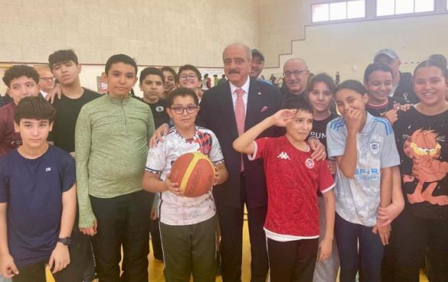 النفطي يزور المدرسة التونسية بالدوحة ويؤكد الحرص على توفير ظروف النجاح والتميز لتلاميذها