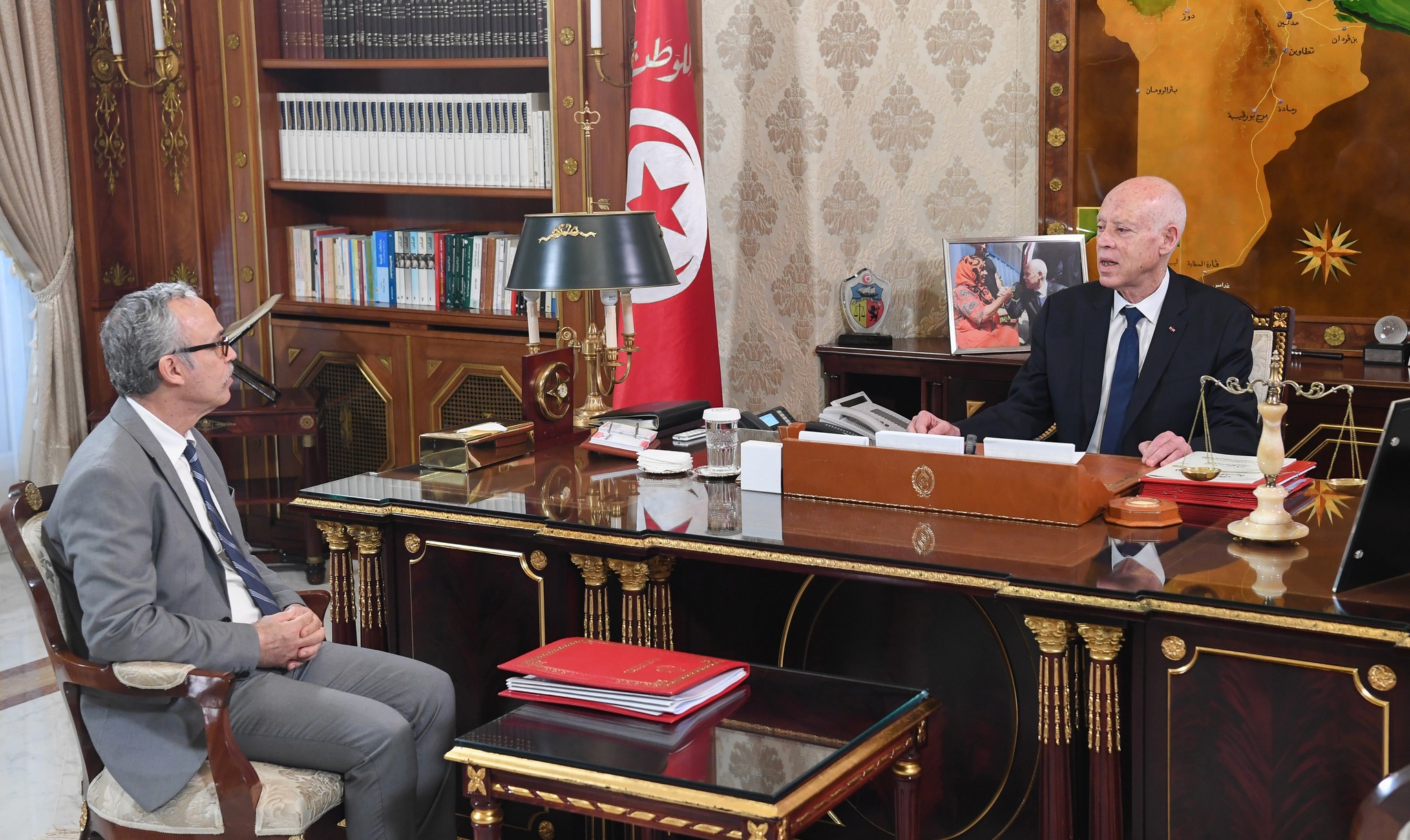 رئيس الدولة لدى استقباله وزير الشؤون الاجتماعية : العدل الاجتماعي هو أساس نمو الاستقرار