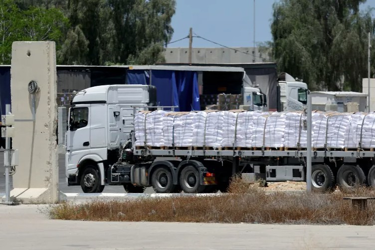 مسؤول أممي: الإذن بإدخال نحو 100 شاحنة إلى قطاع غزة