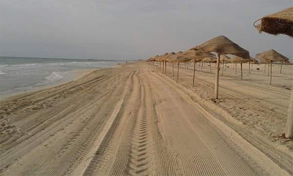 قابس : الشروع في  أشغال التنظيف الآلي للشواطئ والرفع اليدوي للفضلات على امتداد كافة الشريط الساحلي بالجهة