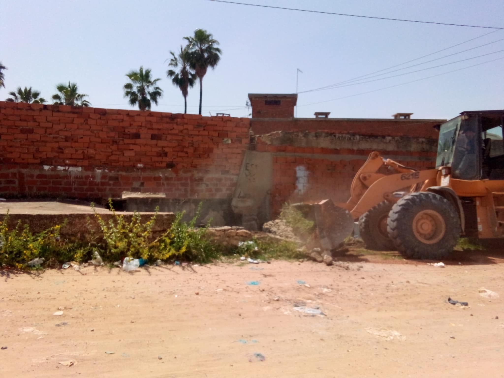 المنستير: بلدية جمّال تشرع في هدم عدد من المباني الآيلة للسقوط