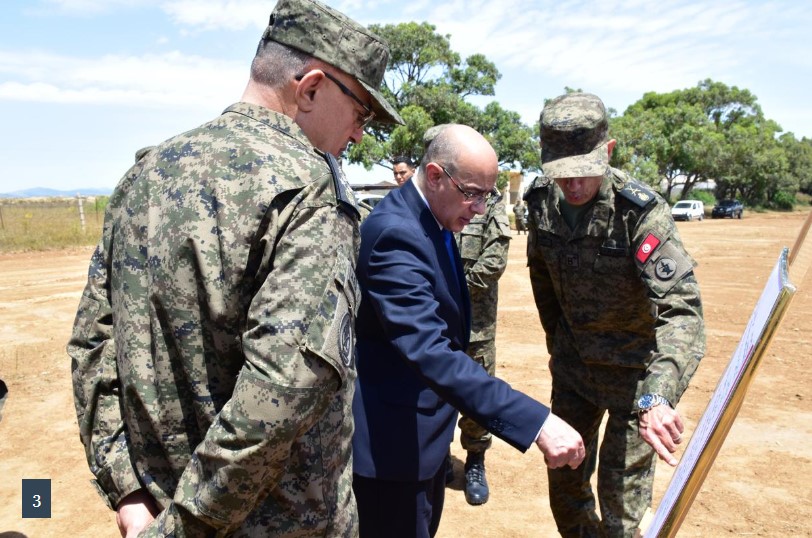 وزير الدفاع الوطني يؤدّي زيارة إلى القاعدة العسكرية ببوفيشة