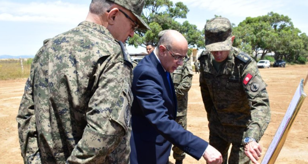 وزير الدفاع الوطني يؤدّي زيارة إلى القاعدة العسكرية ببوفيشة