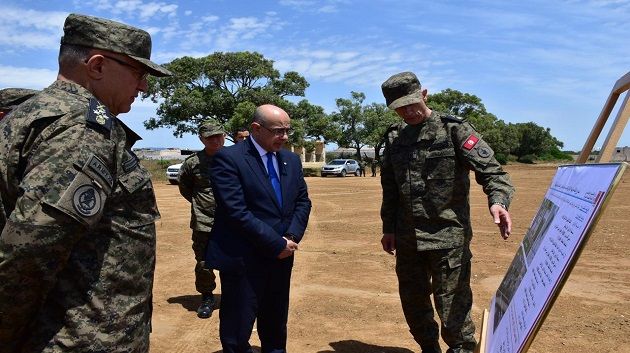 وزير الدفاع الوطني يؤدّي زيارة إلى القاعدة العسكرية ببوفيشة