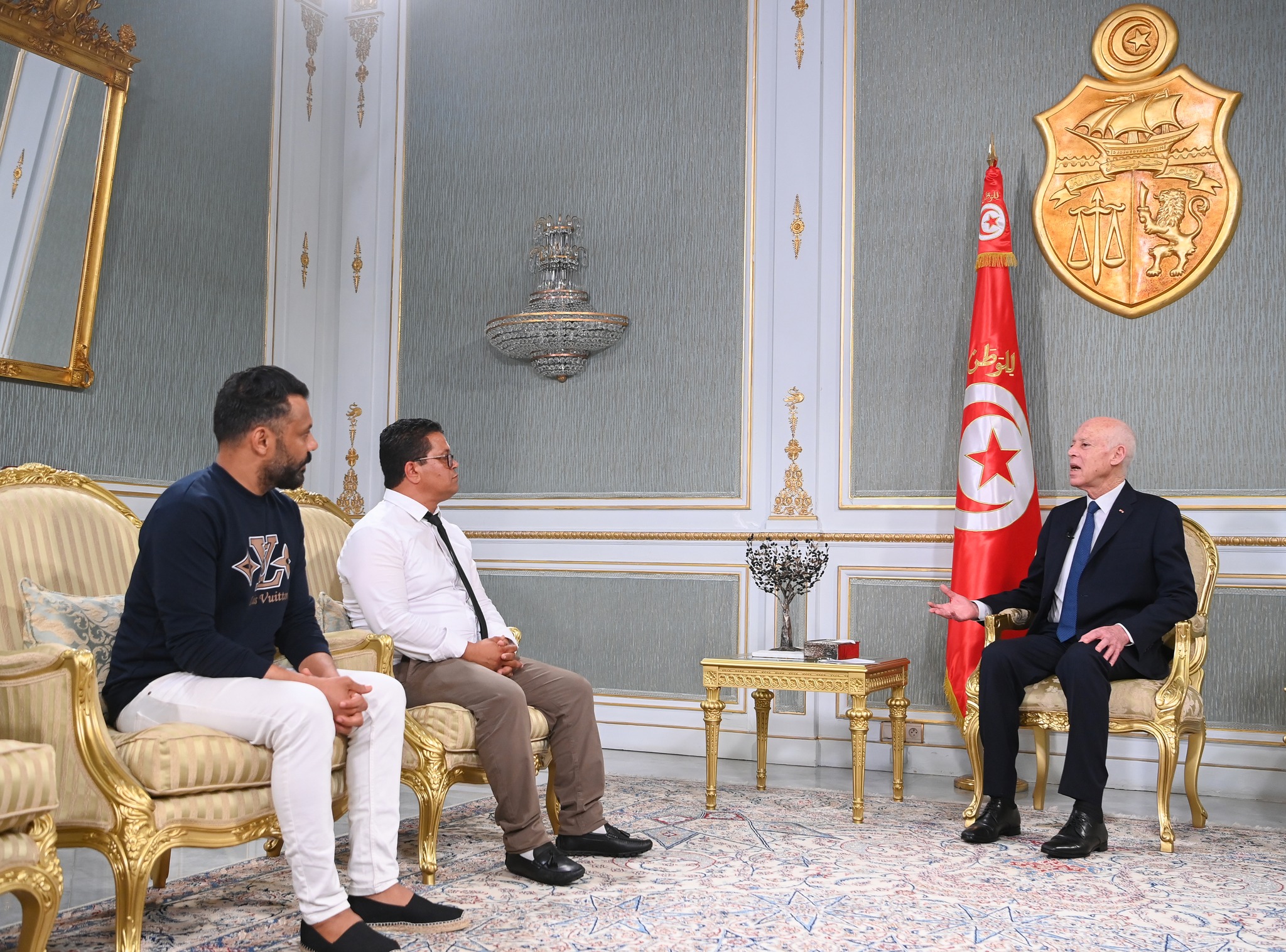 رئيس الجمهورية يستقبل شابين من المزونة وبنزرت ويؤكد:  لا تهميش بعد اليوم وكرامة التونسيين خط أحمر