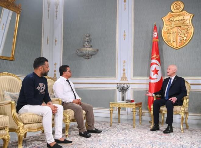 رئيس الجمهورية يستقبل شابين من المزونة وبنزرت ويؤكد :  لا تهميش بعد اليوم وكرامة التونسيين خط أحمر