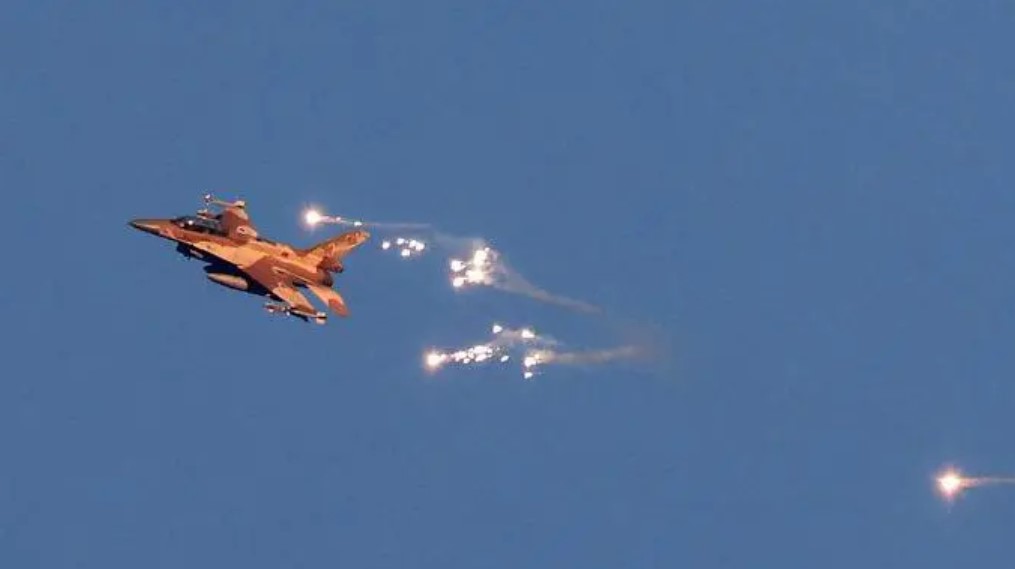  طائرات الكيان الصهيوني تقصف مبنى سكنيا في جنوب لبنان