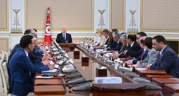 رئيس الجمهورية يؤكد لدى اشرافه على مجلس الوزراء  ان كل القطاعات ستشهد حلولا جذرية  تقطع نهائيا مع الماضي 