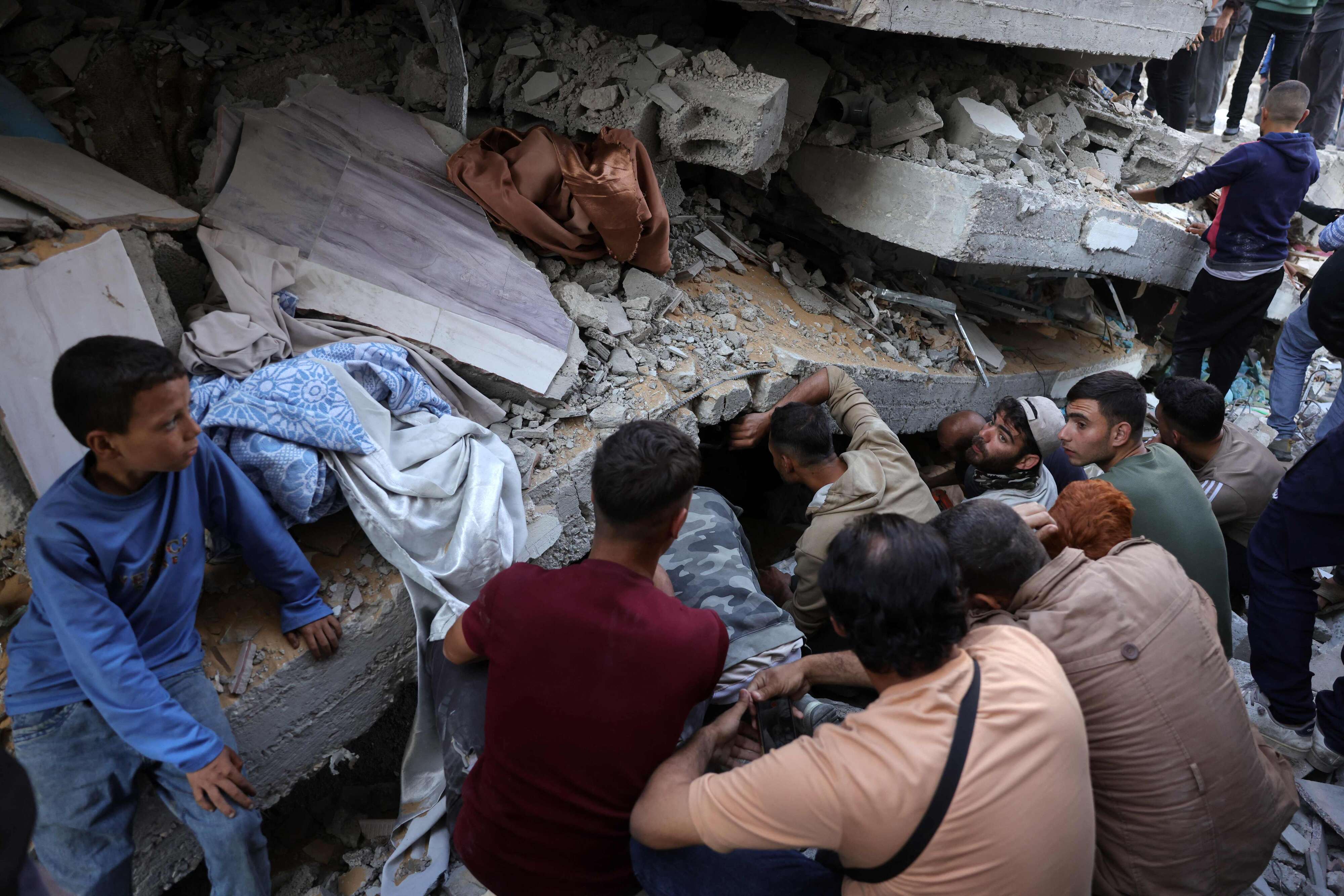 العدوان الصهيوني : استشهاد 11 فلسطينيا من عائلة واحدة في قصف الاحتلال لمنزل شرق خان يونس