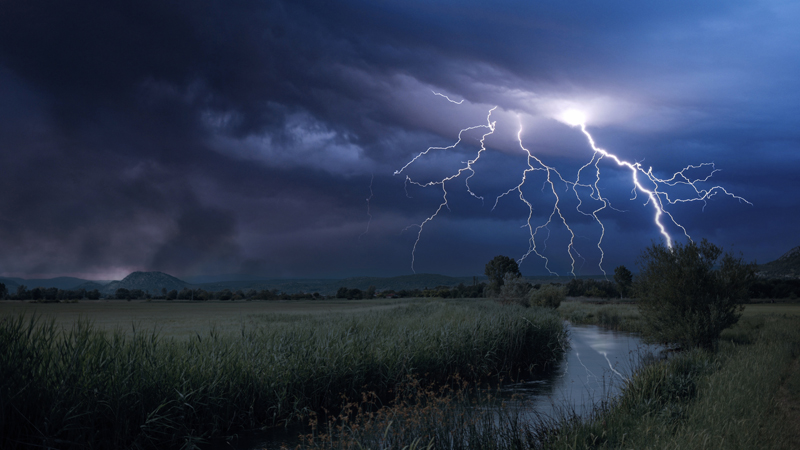 طقس الليلة: سحب أحيانا كثيفة بالمناطق الغربية للشمال والوسط وجهة قفصة