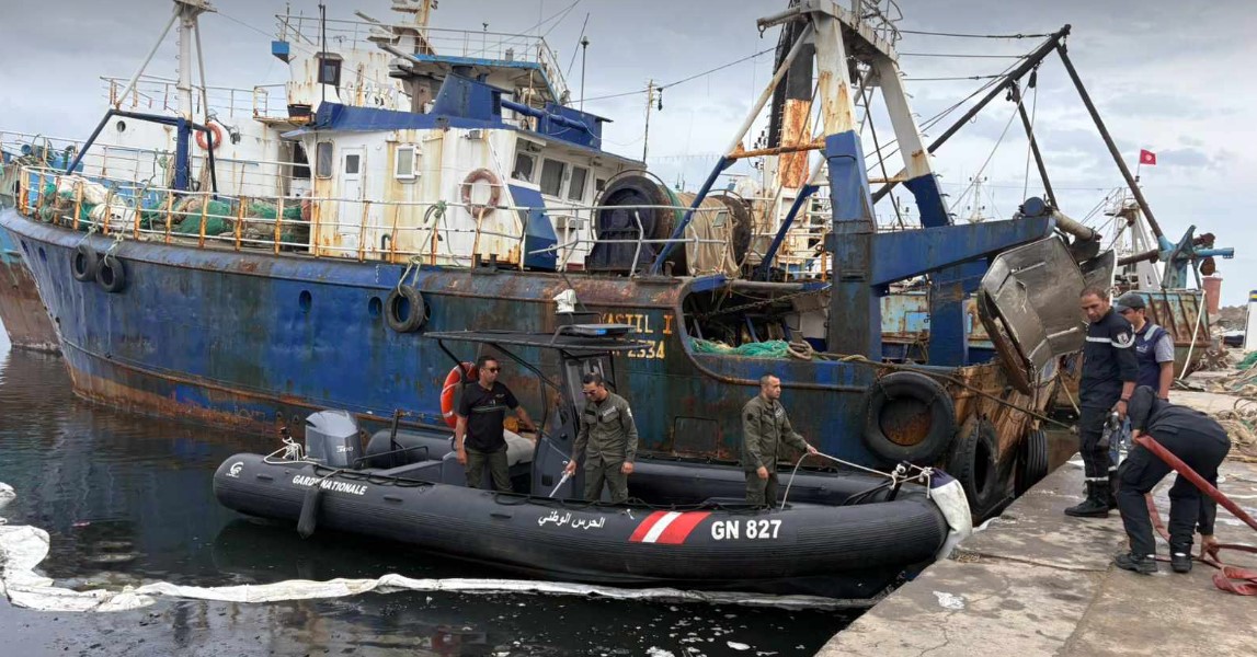 ميناء الصيد البحري بجرزونة: السيطرة على حريق بمركب صيد 