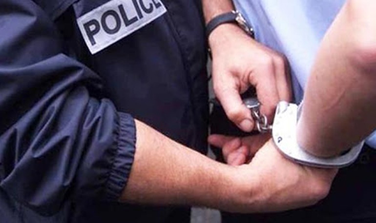 جندوبة: الاحتفاظ بشخص وإحالة 3 آخرين بحالة تقديم من أجل تحوّز أجهزة الكترونية معدة للغش في الامتحانات