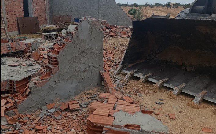 مدنين: بلدية جربة تُـنفذ 5 قرارات هدم بعد إستيفاء كل الأجال القانونية 