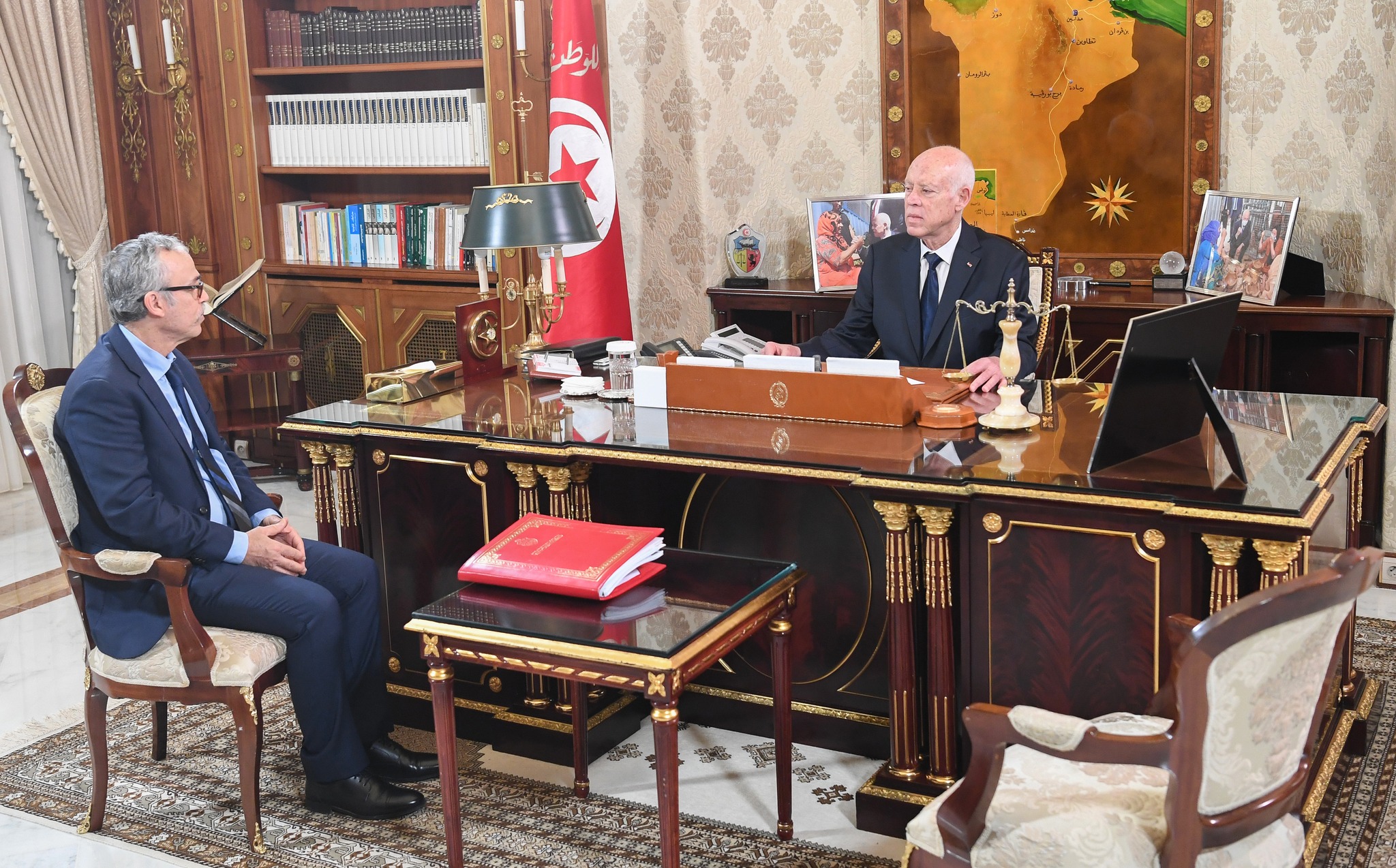 رئيس الدولة يُشدد على ضرورة إلغاء المناولة في القطاع العمومي كما تمّ إلغاؤها في قانون الشغل