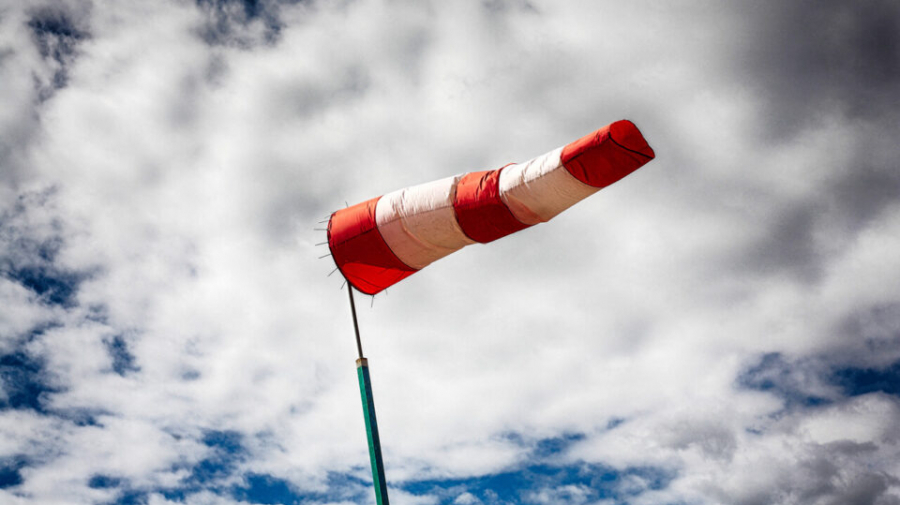 اليوم: رياح قوية قرب السواحل وبالمرتفعات تتجاوز مؤقتا 60 كلم في الساعة