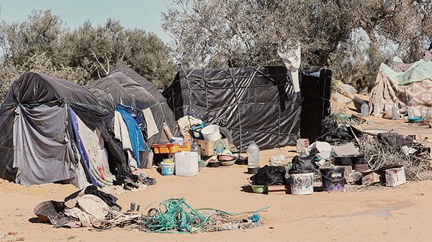 تفكيك مخيمات لمهاجرين أفارقة غير نظاميين في العامرة، والجبابلي يؤكد أن الدولة تنسق مع المنظمة الدولية للهجرة للترفيع في نسق العودة الطوعية 