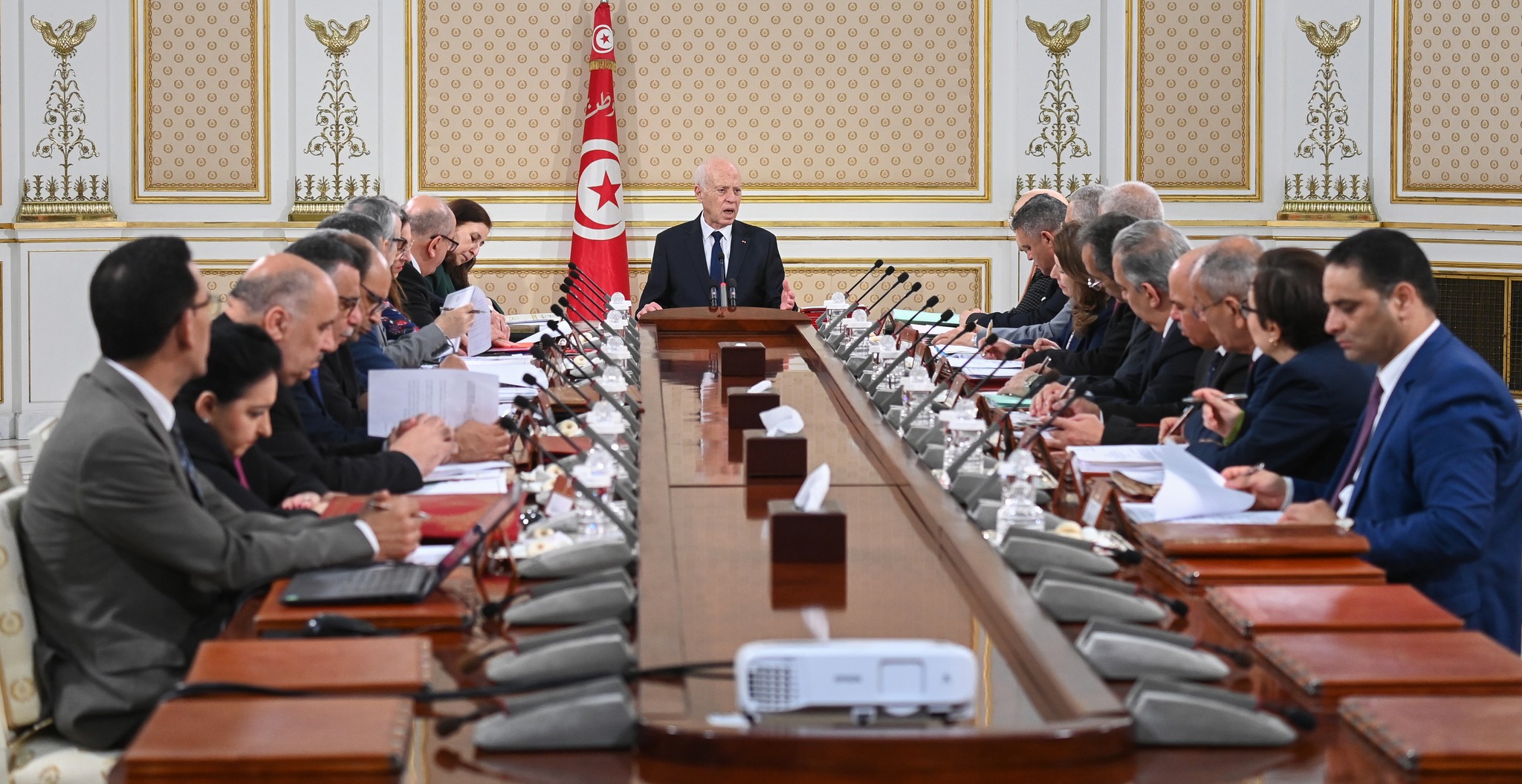 خلال إشرافه على اجتماع مجلس الوزراء: رئيس الجمهورية يؤكد مواصلة الثورة التشريعية في المجال الاجتماعي
