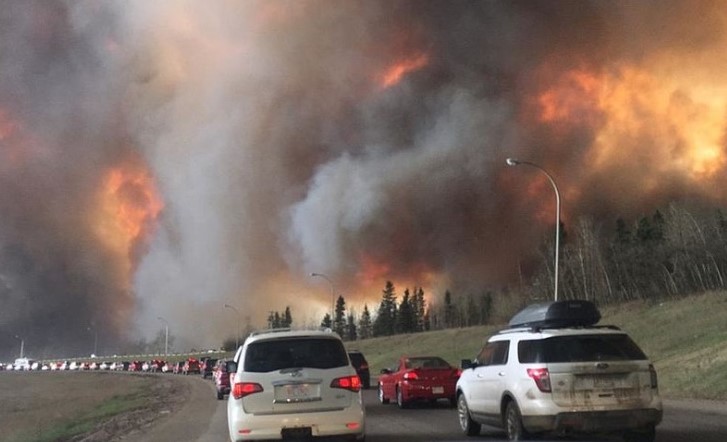 كندا : حرائق الغابات تُـجبر آلاف السكان على مغادرة منازلهم