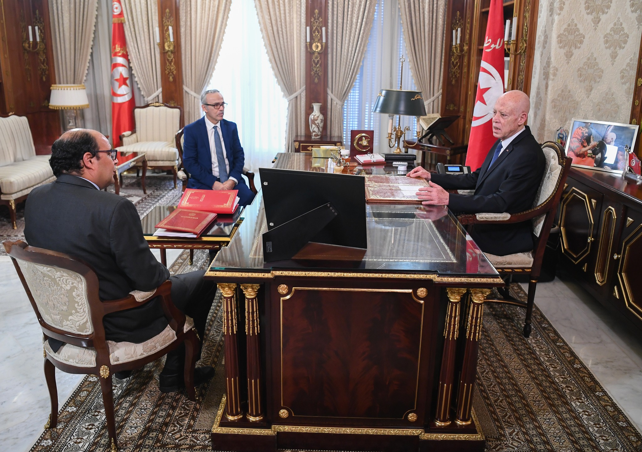 رئيس الجمهورية يقرر حل شركة الاتصالية للخدمات وانتداب أعوانها