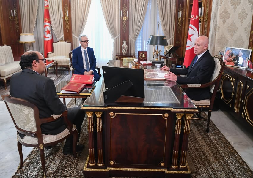 رئيس الجمهورية يقرر ان يتضمن مشروع الأمر المتعلق بمنع المناولة حلّ شركة الاتّصالية للخدمات وانتداب أعوانها