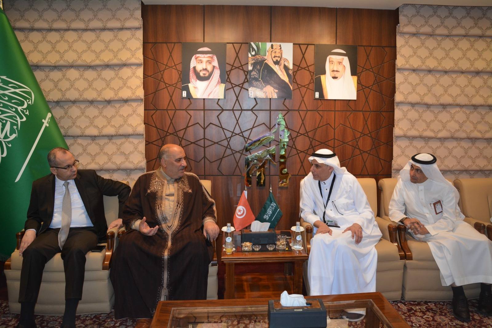 وزير الشؤون الدينية يلتقي رئيس شركة مطوفي حجاج الدول العربية ويطلع على تطبيقة جديدة تحمي الحجيج من الضياع.